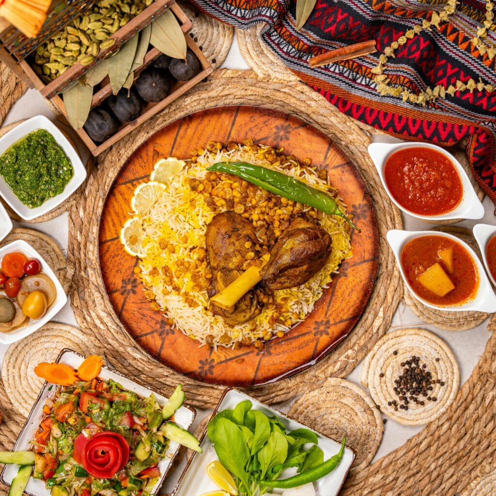 طبق سلطة طازج مكون من خضروات ملونة (خيار، طماطم، فلفل، بصل) مع أعشاب، يُقدم بجانب الكبسة السعودية التقليدية في ترتيب جذاب.