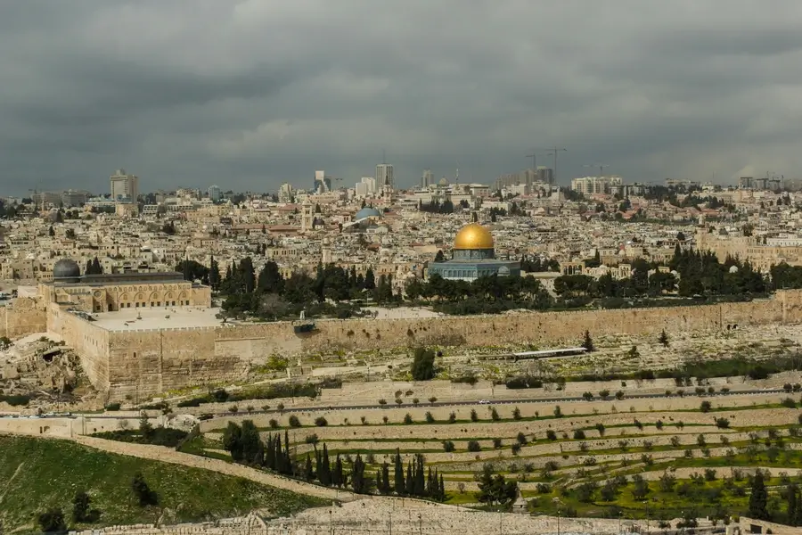 مدينة القدس القديمة، بأسوارها العريقة ومآذنها الشامخة، ترمز إلى صمود الشعوب العربية في وجه الاستعمار والتدخل الأجنبي.