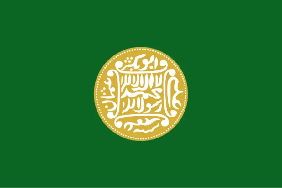 علم أخضر يتوسطه ختم ذهبي يحتوي على الشهادة الإسلامية، يمثل رمزية لمسلمي الروهينغا في ميانمار.