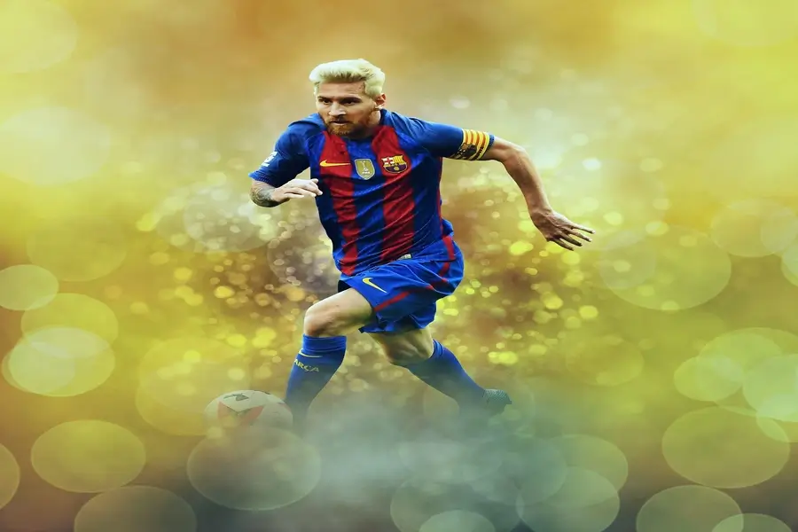ليونيل ميسي يرتدي قميص نادي برشلونة، واقفًا على أرض الملعب في لحظة تركيز وانسجام مع اللعبة.