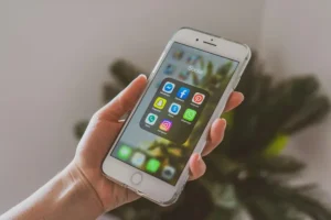 وسائل التواصل والصحة النفسية: إدمان السوشيال ميديا