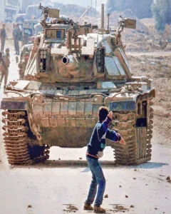 أطفال الحجارة: طفل أمام مدفع