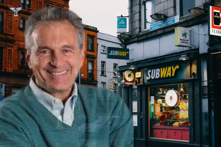 فريد ديلوكا أمام أحد فروع سلسلة مطاعم subway، مبتسمًا بفخر بعد نجاحه في عالم الأعمال