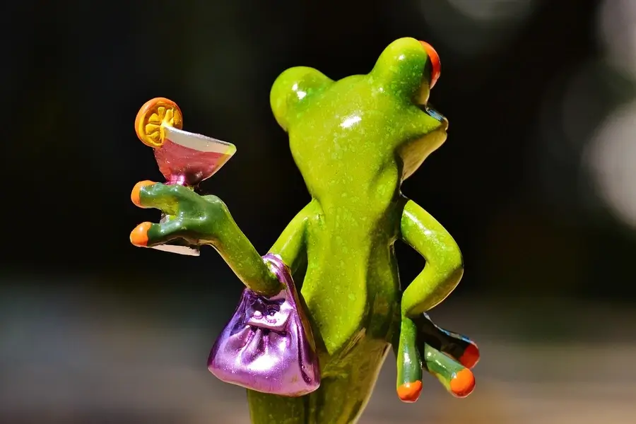 ضفدع يرتدي قبعة أنيقة يقف متباهياً في مشهد رمزي للغرور والتواضع.