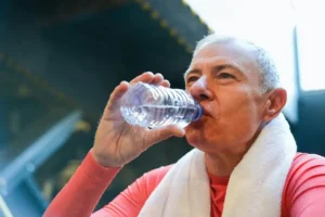 تمارين القلب: أهمية الترطيب في حرق الدهون