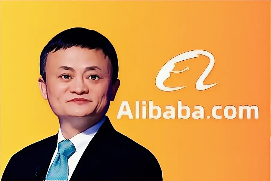 صورة جاك ما مؤسس علي بابا يقف أمام شعار الشركة بخلفية برتقالية، رمزًا لقصة نجاحه الملهمة من الفشل إلى القمة.