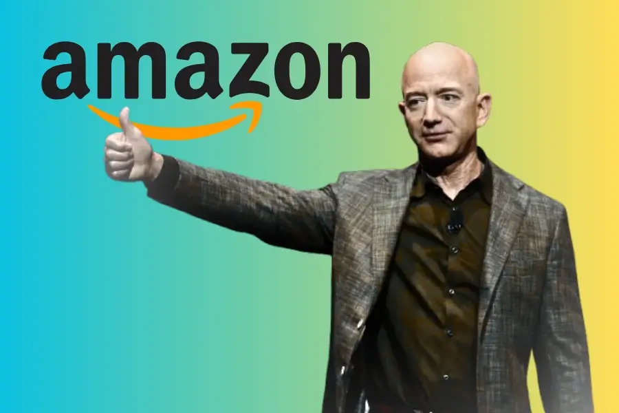 صورة لجيف بيزوس مبتكر أمازون، يقف أمام شعار الشركة، رمزًا لنجاحه العالمي من بيع الكتب إلى بناء إمبراطورية التجارة الإلكترونية.