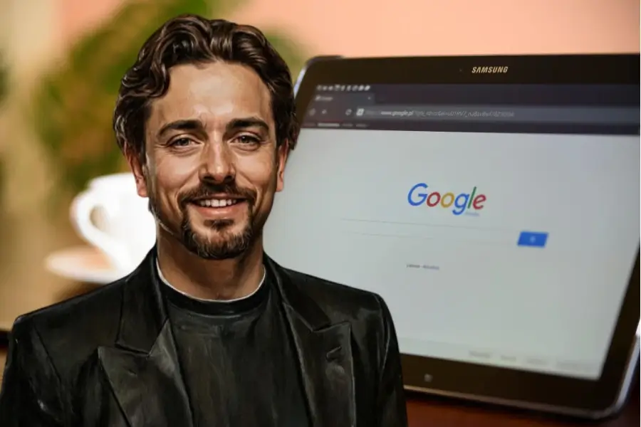 سيرجي برين يقف مبتسمًا أمام شاشة كمبيوتر تعرض محرك بحث جوجل، تجسيد لقصته الملهمة من طفل مهاجر إلى مؤسس جوجل.