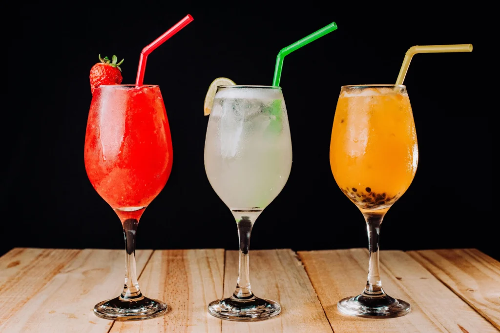 كوكتيل فواكه صيفي منعش بنكهات استوائية ولون زاهٍ يقدم في كؤوس زجاجية مزينة