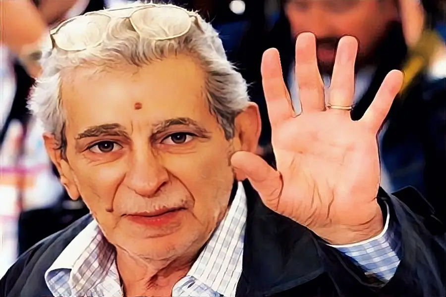 المخرج المصري يوسف شاهين يلوّح بيده أمام الكاميرا، أحد أبرز روّاد السينما العربية.