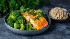 عشاء صحي: سمك السلمون المشوي مع البروكلي