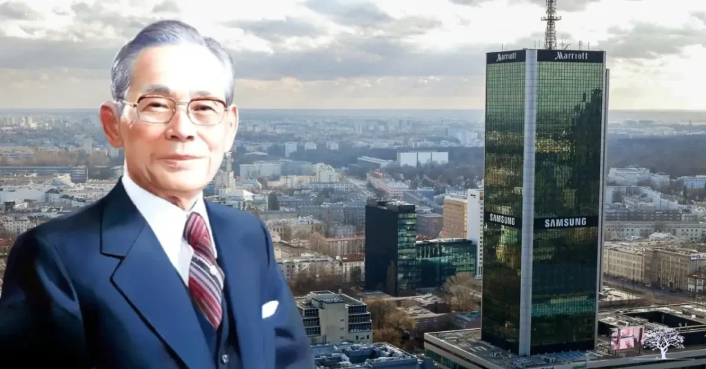لي بيونج تشول، مؤسس شركة سامسونج، مع خلفية لمبنى سامسونج.