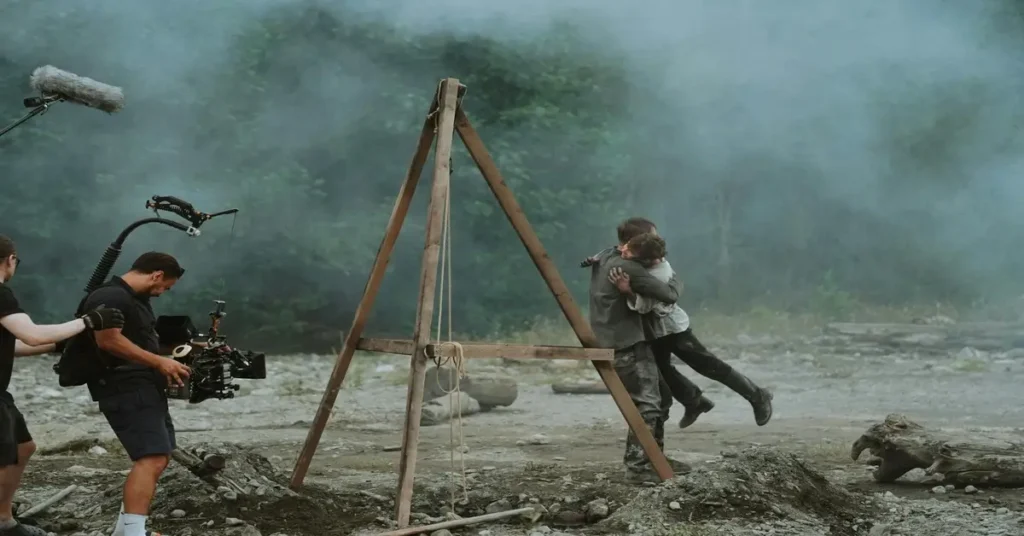 فريق تصوير مشهد درامي يرمز لتأثير الإعلام والسينما في تشكيل الوعي الجماهيري والثقافة الشعبية.