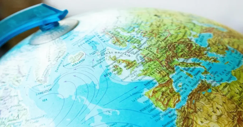 خريطة توضح حوض البحر المتوسط والمناطق المحيطة به، رمز للمناخ المتوسطي وتأثيره على الزراعة والسياحة.