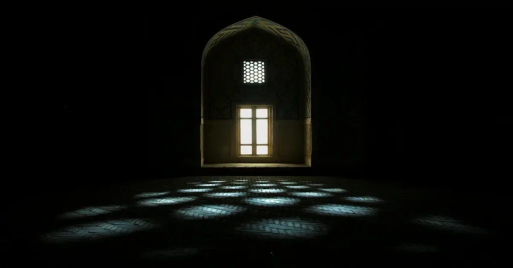 صورة فنية مضيئة من داخل مسجد ترمز إلى فكر ابن تيمية الذي أنار عصورًا من الفكر الإسلامي بعلمه وإصلاحه.