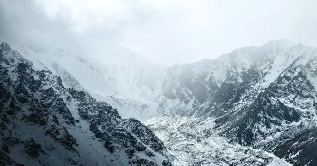 جبال الأنديز المغطاة بالثلوج حيث تحطمت طائرة فريق الركبي الأوروغوياني عام 1972 في قصة معجزة الأنديز