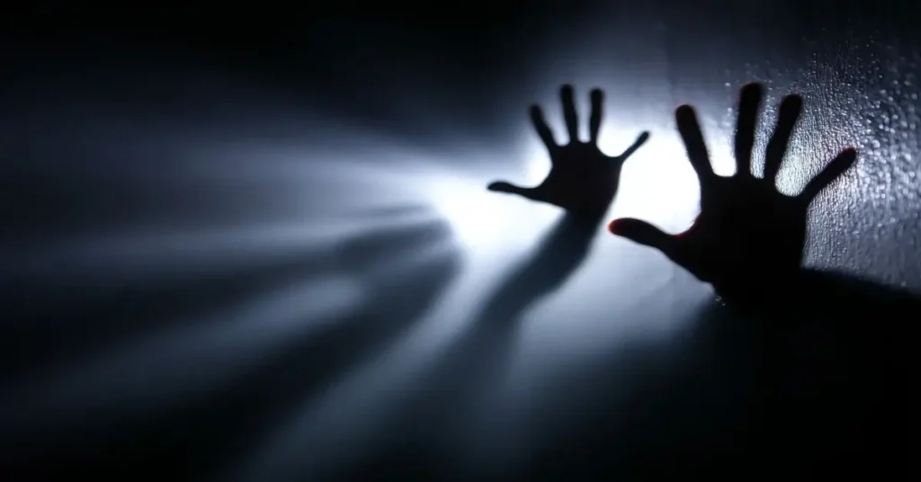 ظلال أيدٍ ممدودة في الظلام مع ضوء قوي يكشفها، تعبير بصري عن القوة في الفعل مقابل الوعيد.