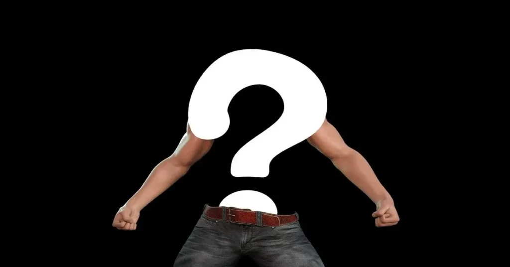 صورة رجل بدون رأس، حيث تم استبدال رأسه بعلامة استفهام كبيرة وساطعة على خلفية سوداء، مع ذراعين مفتولتين، ترمز إلى القوة الظاهرة وغياب الوعي الذاتي والقيمة الحقيقية.