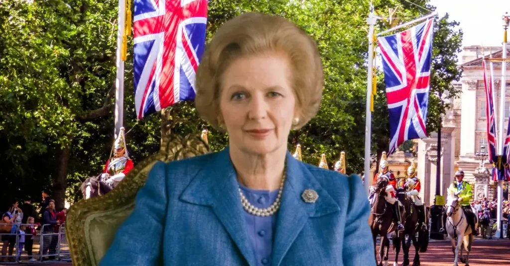 صورة لامرأة جالسة بابتسامة هادئة، تُعرف بأنها رمز للقيادة القوية والعزيمة السياسية في بريطانيا الحديثة